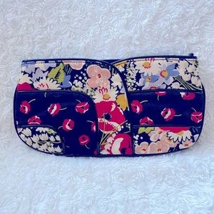 Like New Vera Bradley Clutch, Black & Floral. Perfect sz clutch for a night out.
